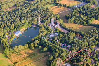Holiday Park tôt le matin à Haßloch dans le département Rhénanie-Palatinat, Allemagne du point de vue du drone