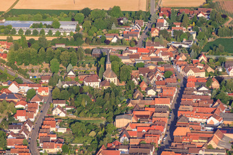 Vue aérienne de Protestation. Église à Gommersheim dans le département Rhénanie-Palatinat, Allemagne