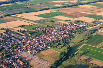 Vue aérienne de Vue d'ensemble de la ville depuis le nord-est avec l'église protestante à Freisbach dans le département Rhénanie-Palatinat, Allemagne