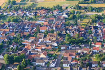 Vue aérienne de Église des Apôtres et Église évangélique d'Oberlustadt à le quartier Niederlustadt in Lustadt dans le département Rhénanie-Palatinat, Allemagne