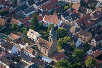 Vue aérienne de Église évangélique d'Oberlustadt au centre du village à le quartier Niederlustadt in Lustadt dans le département Rhénanie-Palatinat, Allemagne