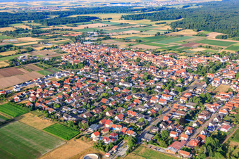 Vue aérienne de Vue d'ensemble de la ville depuis le nord-est à Zeiskam dans le département Rhénanie-Palatinat, Allemagne