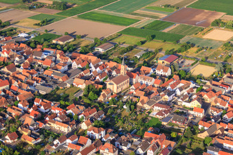 Vue aérienne de Protestation. Église à Zeiskam dans le département Rhénanie-Palatinat, Allemagne