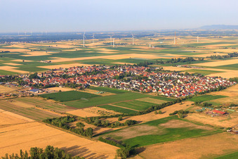 Vue aérienne de Vue du village depuis le nord-est à Ottersheim bei Landau dans le département Rhénanie-Palatinat, Allemagne