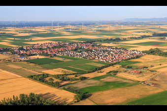 Vue aérienne de Vue du village depuis le nord-est à Ottersheim bei Landau dans le département Rhénanie-Palatinat, Allemagne
