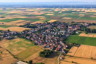 Vue du village depuis le nord à Ottersheim bei Landau dans le département Rhénanie-Palatinat, Allemagne d'en haut