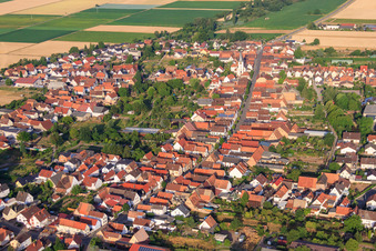 Longue rue à Ottersheim bei Landau dans le département Rhénanie-Palatinat, Allemagne vue d'en haut