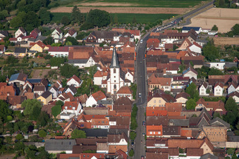 Photographie aérienne de Bâtiment d'église au centre du village à Ottersheim bei Landau dans le département Rhénanie-Palatinat, Allemagne