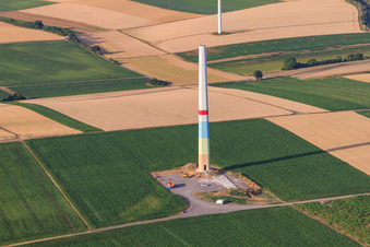 Chantiers de construction de parcs éoliens à Offenbach an der Queich dans le département Rhénanie-Palatinat, Allemagne hors des airs