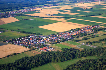 Vue aérienne de Vue du village depuis le nord à le quartier Minderslachen in Kandel dans le département Rhénanie-Palatinat, Allemagne