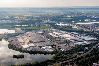 Usine automobile Daimler de Wörth à le quartier Maximiliansau in Wörth am Rhein dans le département Rhénanie-Palatinat, Allemagne d'en haut