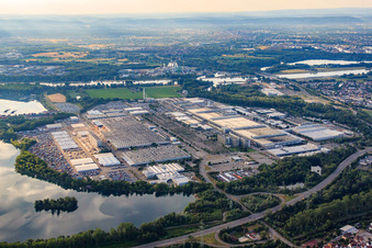 Vue aérienne de Daimler Truck AG, usine de montage de camions Mercedes-Benz Wörth à Wörth am Rhein dans le département Rhénanie-Palatinat, Allemagne