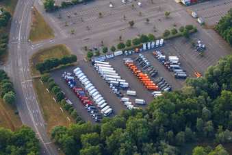 Vue oblique de Daimler Truck AG, usine de montage de camions Mercedes-Benz Wörth à Wörth am Rhein dans le département Rhénanie-Palatinat, Allemagne