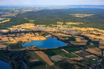 Vue aérienne de Bagersee Willersinn devant la ville depuis l'est à Hagenbach dans le département Rhénanie-Palatinat, Allemagne