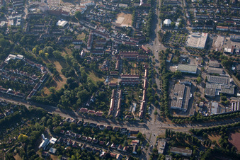 Vue aérienne de Rheinhafenstrasse, B36 à le quartier Daxlanden in Karlsruhe dans le département Bade-Wurtemberg, Allemagne