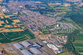 Vue aérienne de Vue de la ville depuis le nord-est à le quartier Forchheim in Rheinstetten dans le département Bade-Wurtemberg, Allemagne