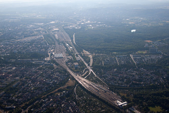Vue aérienne de KA Hbf à le quartier Südweststadt in Karlsruhe dans le département Bade-Wurtemberg, Allemagne