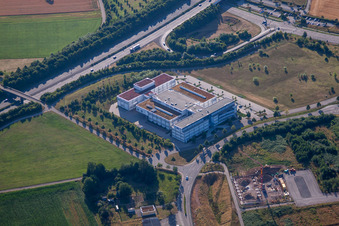 Photographie aérienne de Immeuble de bureaux des locaux administratifs et commerciaux de Physik Instrumente (PI) GmbH & Co. KG sur l'A8 dans le quartier de Palmbach à le quartier Stupferich in Karlsruhe dans le département Bade-Wurtemberg, Allemagne