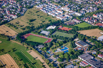 Vue aérienne de Piscine extérieure et TSV du nord-est à le quartier Busenbach in Waldbronn dans le département Bade-Wurtemberg, Allemagne