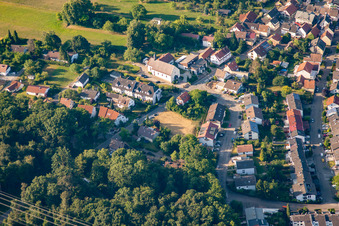 Vue aérienne de Sainte-Barbe à le quartier Langensteinbach in Karlsbad dans le département Bade-Wurtemberg, Allemagne