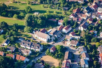 Vue aérienne de Sainte-Barbe à le quartier Langensteinbach in Karlsbad dans le département Bade-Wurtemberg, Allemagne