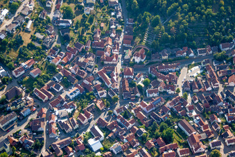 Vue aérienne de Bâtiment d'église au centre du village à le quartier Dietlingen in Keltern dans le département Bade-Wurtemberg, Allemagne