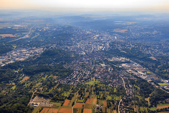 Vue aérienne de Vue de la ville depuis l'ouest à le quartier Brötzingen in Pforzheim dans le département Bade-Wurtemberg, Allemagne