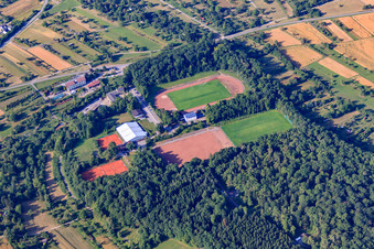 Vue aérienne de Stade Erlach du 08 Birkenfeld eV et courts de tennis du TC Birkenfeld eV (Tennis & Padel) à Birkenfeld dans le département Bade-Wurtemberg, Allemagne