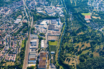 Vue oblique de Zone industrielle et implantation d'entreprise Dennigstraße avec la société de vente par correspondance Wenz à le quartier Brötzingen in Pforzheim dans le département Bade-Wurtemberg, Allemagne