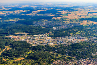 Vue aérienne de Zone commerciale de la Karlsruher Straße depuis le sud à le quartier Brötzingen in Pforzheim dans le département Bade-Wurtemberg, Allemagne