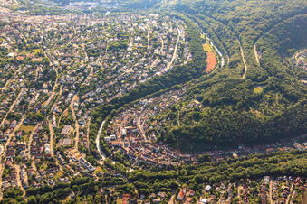 Vue aérienne de De Nagoldschleife à Friedenstr à le quartier Südweststadt in Pforzheim dans le département Bade-Wurtemberg, Allemagne