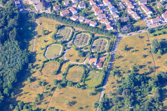 Vue aérienne de Nouveau cimetière Büchenbronn à le quartier Büchenbronn in Pforzheim dans le département Bade-Wurtemberg, Allemagne