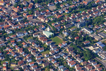 Vue aérienne de Église catholique Sainte-Croix Pforzheim à le quartier Büchenbronn in Pforzheim dans le département Bade-Wurtemberg, Allemagne