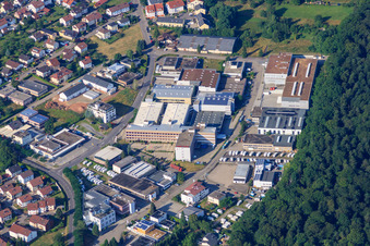 Vue aérienne de Zone industrielle Robert-Bosch-Straße avec Carl Benzinger GmbH - tours depuis plus de 100 ans, Herbert Richter Metallwaren -Apparatebau GmbH & Co. KG et Karcher AG à le quartier Büchenbronn in Pforzheim dans le département Bade-Wurtemberg, Allemagne
