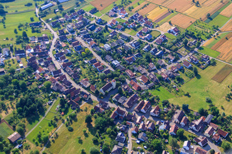 Vue aérienne de Rue principale à le quartier Hamberg in Neuhausen dans le département Bade-Wurtemberg, Allemagne