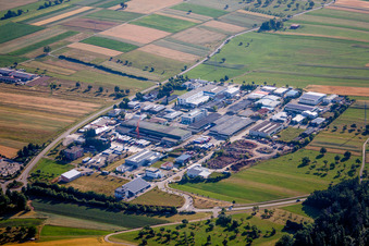 Vue aérienne de Parc industriel et implantation d'entreprises à Tiefenbronn dans le département Bade-Wurtemberg, Allemagne