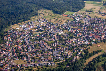 Vue aérienne de Vue des rues et des maisons dans les quartiers résidentiels à Tiefenbronn dans le département Bade-Wurtemberg, Allemagne