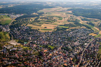 Vue aérienne de Vue des rues et des maisons dans les quartiers résidentiels à Heimsheim dans le département Bade-Wurtemberg, Allemagne
