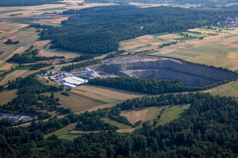 Vue aérienne de Carrière pour l'extraction et l'exploitation du basalte Saint-Gobain Weber GmbH à Heimsheim dans le département Bade-Wurtemberg, Allemagne