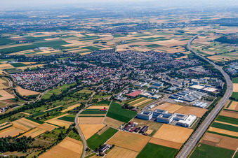 Vue aérienne de Vue des rues et des maisons dans les quartiers résidentiels à Ditzingen dans le département Bade-Wurtemberg, Allemagne