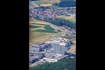 Vue aérienne de Bâtiment de recherche et complexe de bureaux du Centre de recherche et d'ingénierie avancée Robert Bosch GmbH à le quartier Malmsheim in Renningen dans le département Bade-Wurtemberg, Allemagne