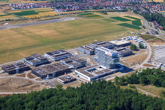 Vue aérienne de Bâtiment de recherche et complexe de bureaux du Centre de recherche et d'ingénierie avancée Robert Bosch GmbH à le quartier Malmsheim in Renningen dans le département Bade-Wurtemberg, Allemagne