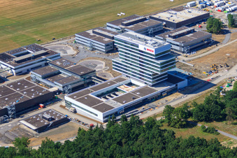 Photographie aérienne de Bâtiment de recherche et complexe de bureaux du Centre de recherche et d'ingénierie avancée Robert Bosch GmbH à le quartier Malmsheim in Renningen dans le département Bade-Wurtemberg, Allemagne