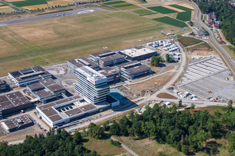 Vue aérienne de Bâtiment de recherche et complexe de bureaux du Centre de recherche et d'ingénierie avancée Robert Bosch GmbH sur l'aérodrome de vol à voile Malmsheim à le quartier Malmsheim in Renningen dans le département Bade-Wurtemberg, Allemagne