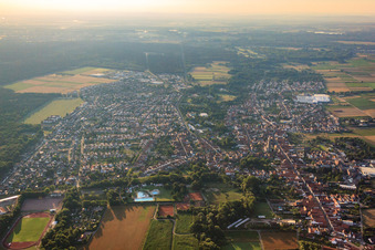 Vue aérienne de Vue de la ville depuis l'ouest à Bellheim dans le département Rhénanie-Palatinat, Allemagne