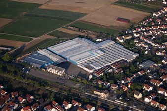 Site de l'usine Kardex Remstar Produktion Deutschland GmbH Kardex-Platz à Bellheim dans le département Rhénanie-Palatinat, Allemagne vue d'en haut