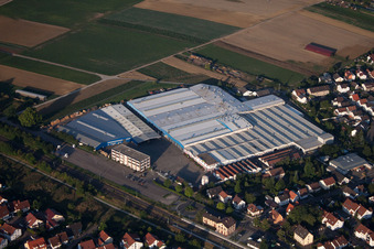 Site de l'usine Kardex Remstar Produktion Deutschland GmbH Kardex-Platz à Bellheim dans le département Rhénanie-Palatinat, Allemagne depuis l'avion