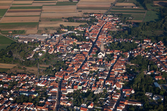 Vue des rues et des maisons dans les quartiers résidentiels à Bellheim dans le département Rhénanie-Palatinat, Allemagne d'en haut