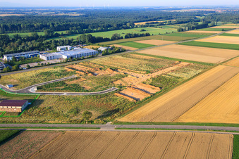 Photographie aérienne de Fouilles archéologiques dans le nouveau parc industriel W II à Herxheim bei Landau dans le département Rhénanie-Palatinat, Allemagne
