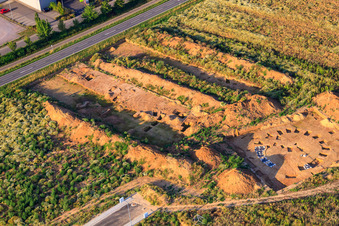 Fouilles archéologiques dans le nouveau parc industriel W II à Herxheim bei Landau dans le département Rhénanie-Palatinat, Allemagne vue d'en haut